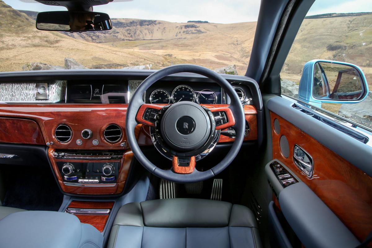 Rolls-Royce Phantom 2018 RHD dashboard