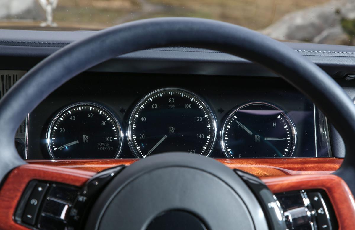Rolls-Royce Phantom 2018 dashboard detail