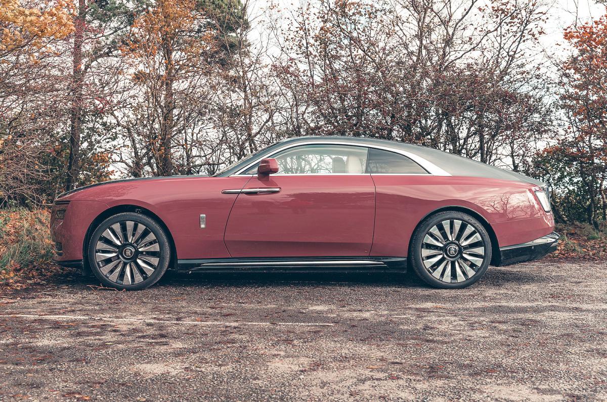 Rolls-Royce Spectre left static