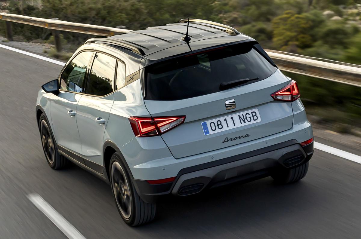 Seat Arona driving rear left