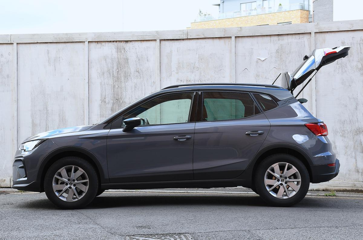 Seat Arona static side boot open
