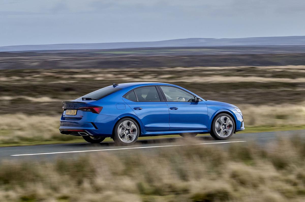 Skoda Octavia vRS 2022 right tracking