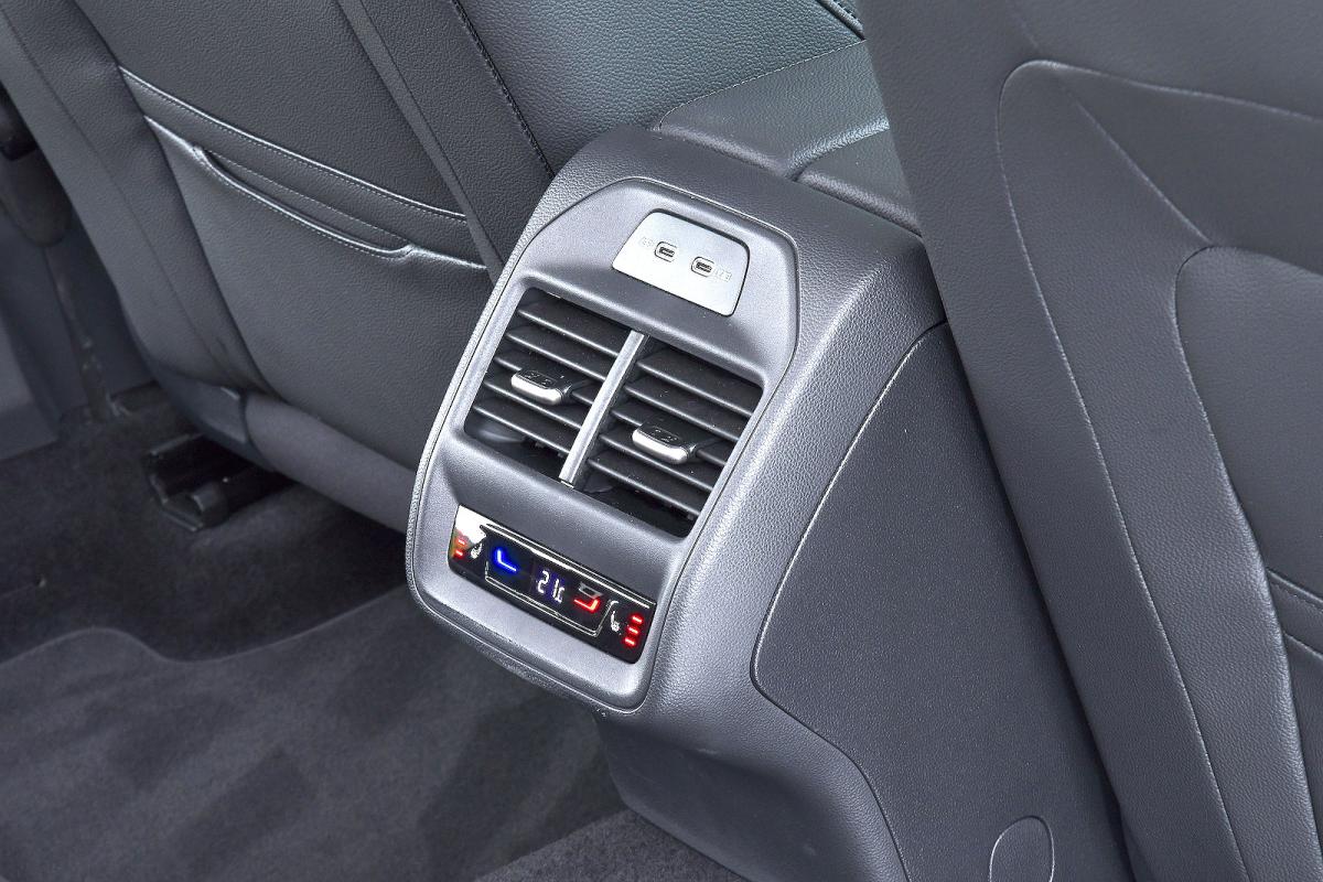 Skoda Superb Estate rear air-con controls