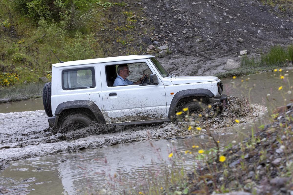 Suzuki Jimny LCV right driving off road