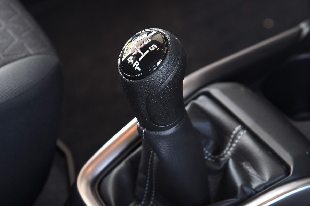 Suzuki Swift Hybrid gearstick