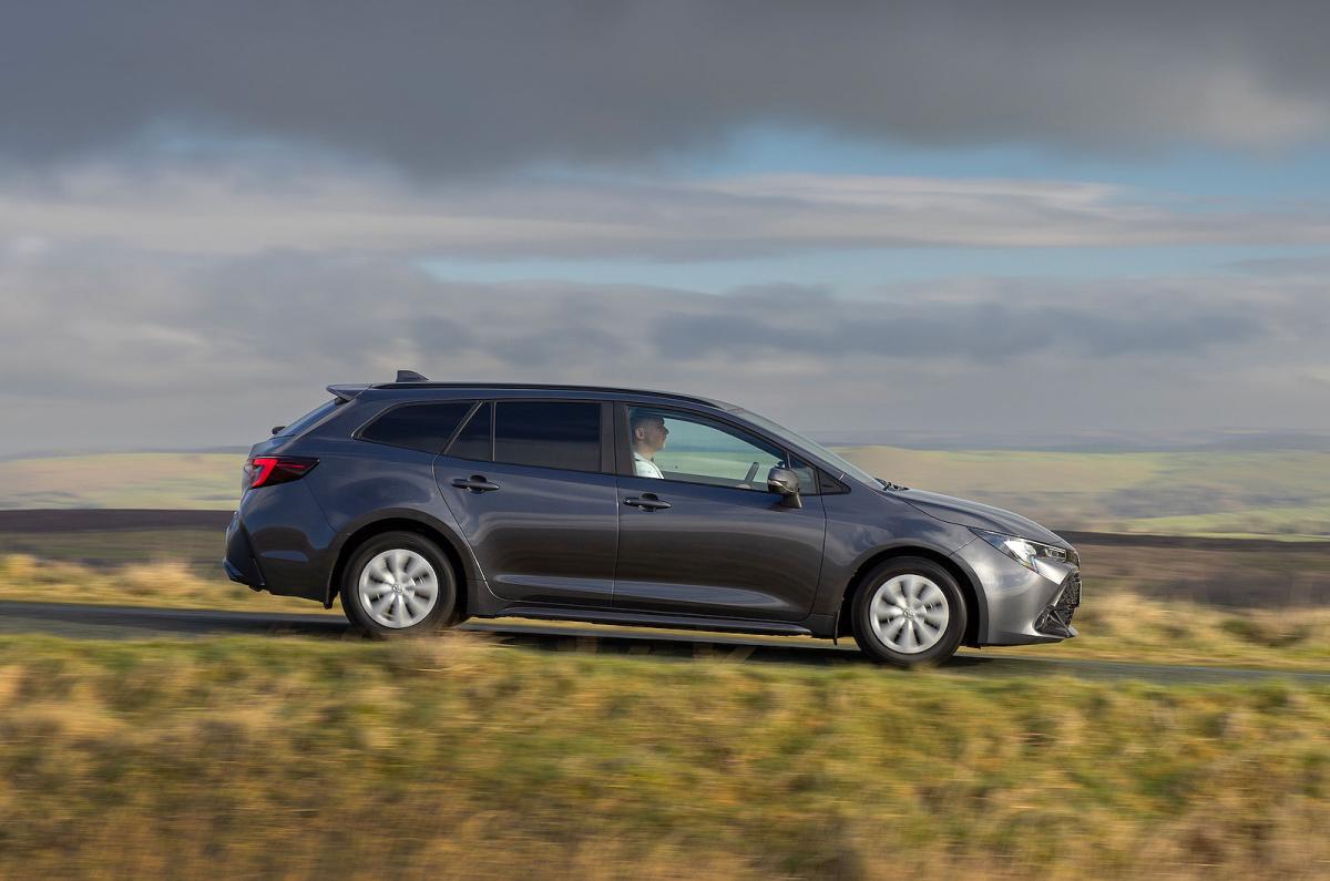 Toyota Corolla Commercial right tracking