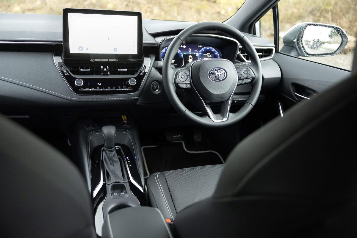 Used Toyota Corolla Touring Sports 2019-present interior dashboard
