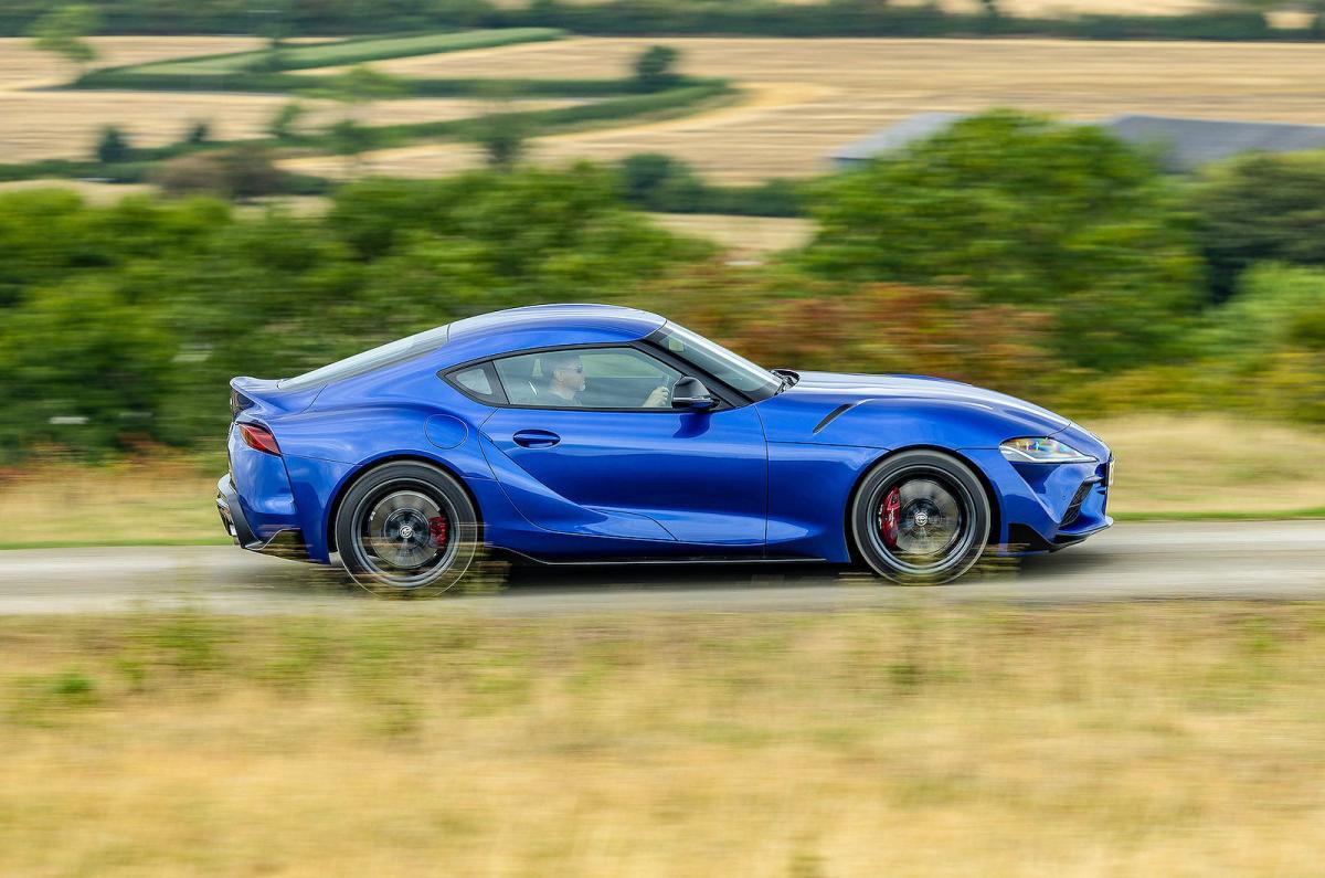 Toyota GR Supra 2022 right tracking