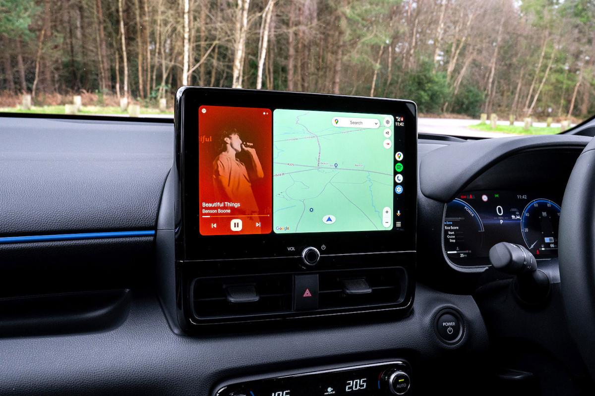 Toyota Yaris interior infotainment