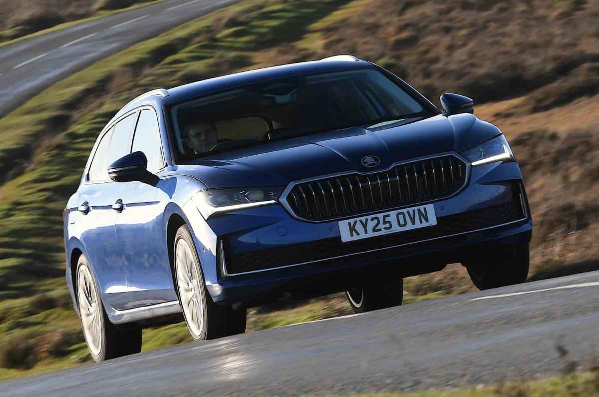 Skoda Superb Estate front cornering