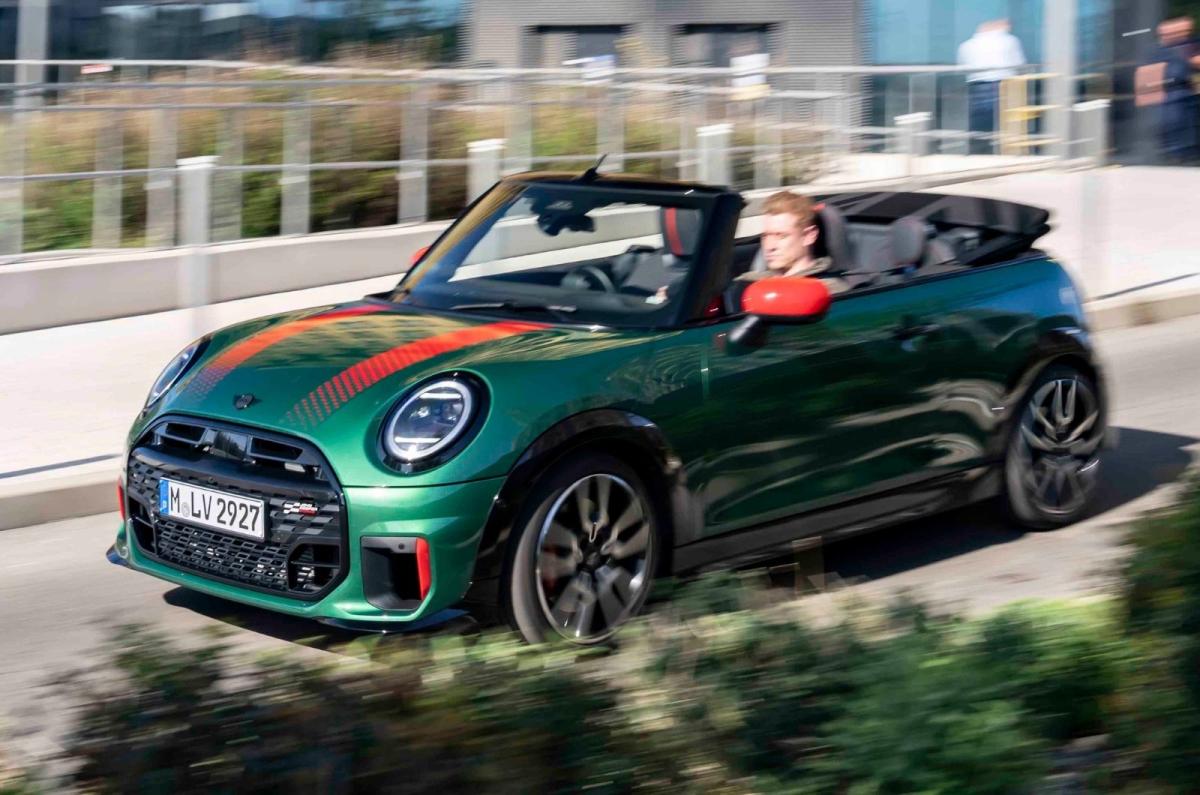 Mini Cooper Convertible front dynamic