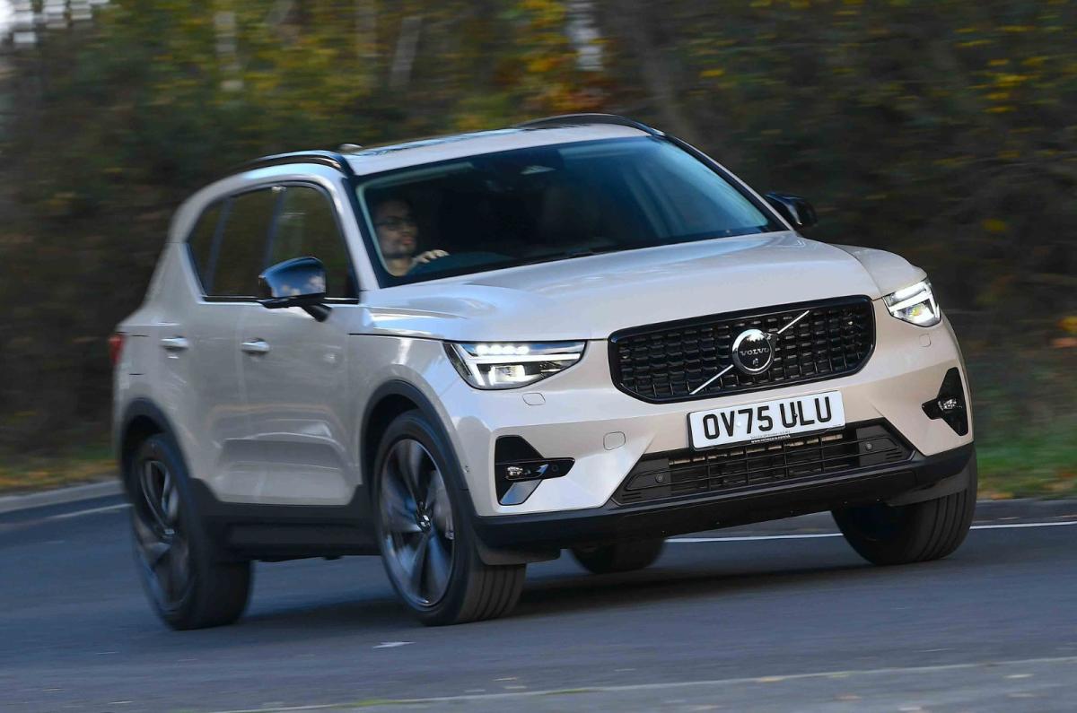 Volvo XC40 front right driving