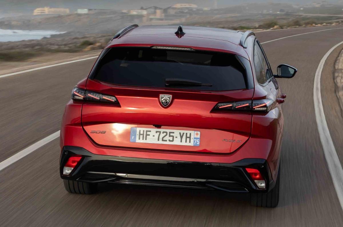 Peugeot 308 SW rear driving