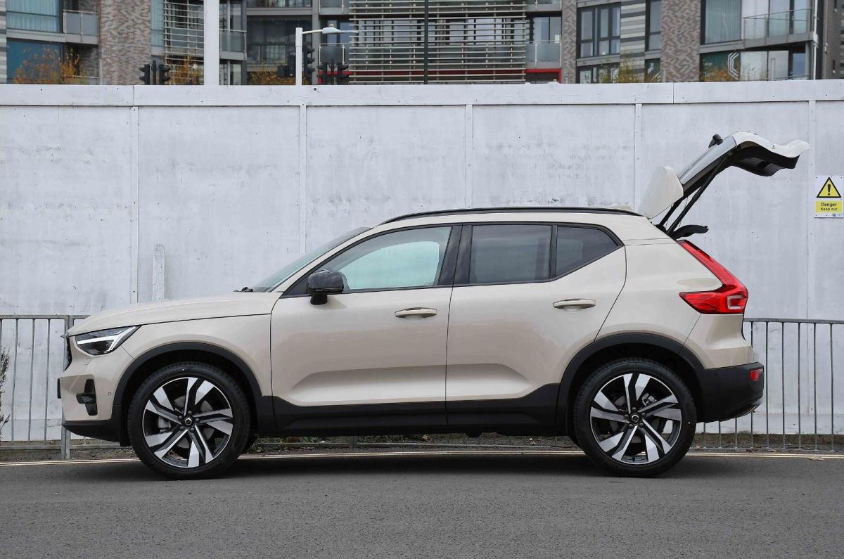 Volvo XC40 side profile static