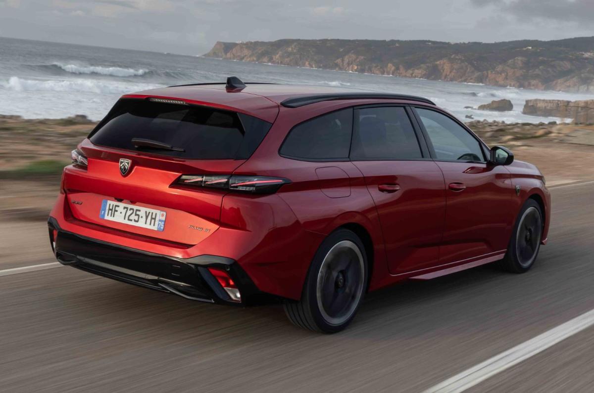 Peugeot 308 SW rear driving