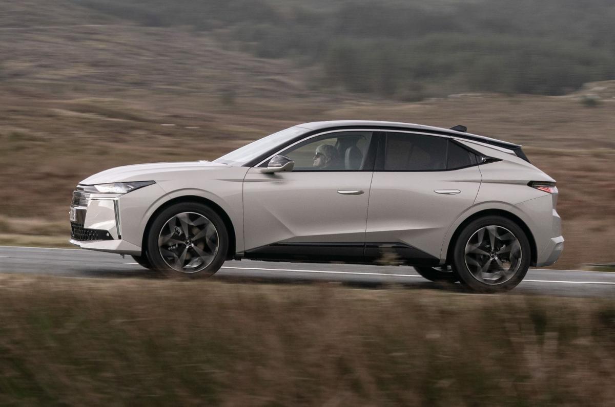 2025 DS No 4 hybrid side profile dynamic