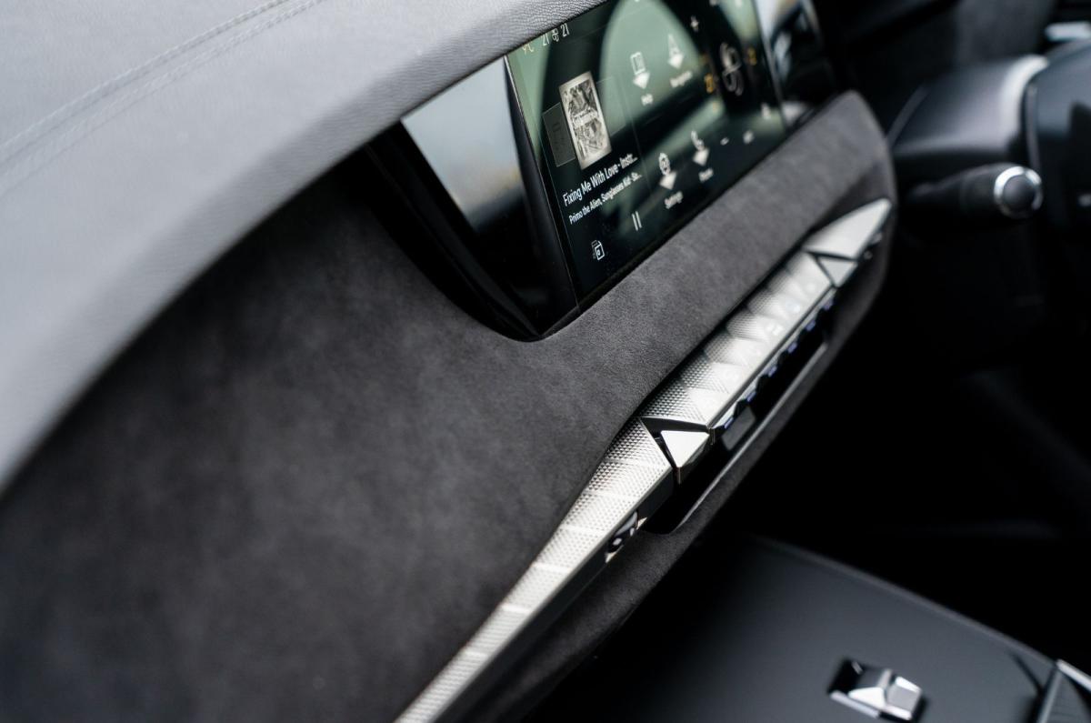 2025 DS No 4 hybrid interior details