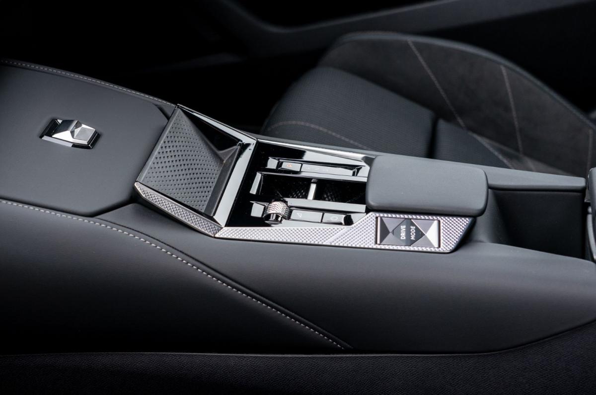 2025 DS No 4 hybrid interior details