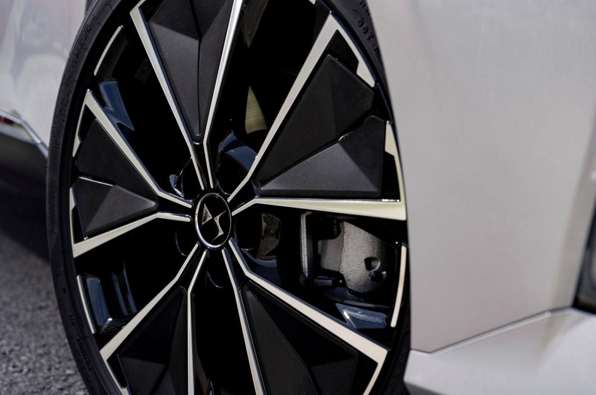 DS No 4 E-Tense exterior details