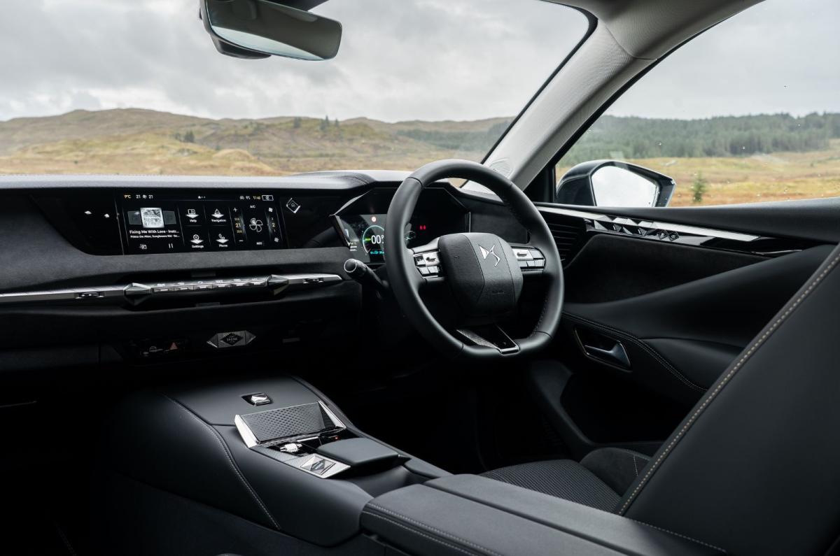 2025 DS No 4 hybrid interior
