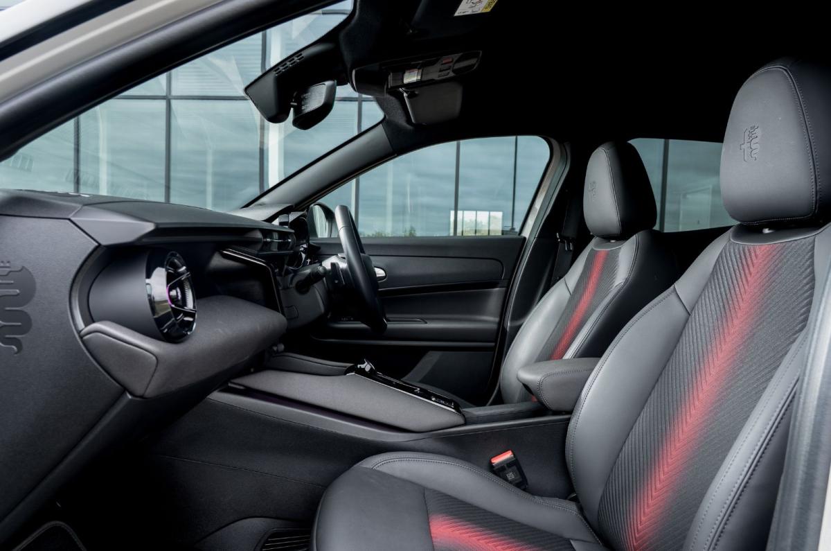 Alfa Romeo Junior Ibrada interior