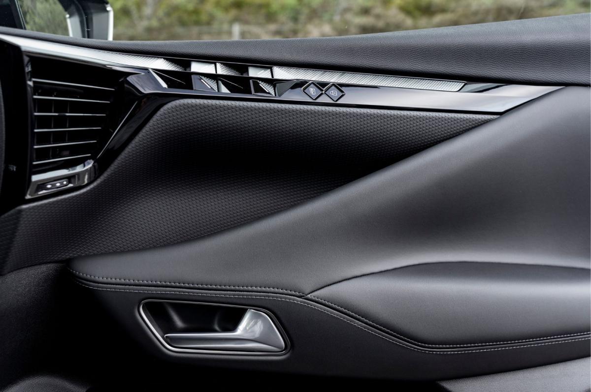 DS No 4 E-Tense interior details