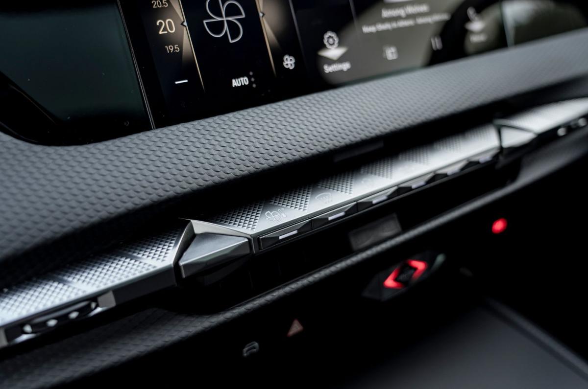 DS No 4 E-Tense interior details