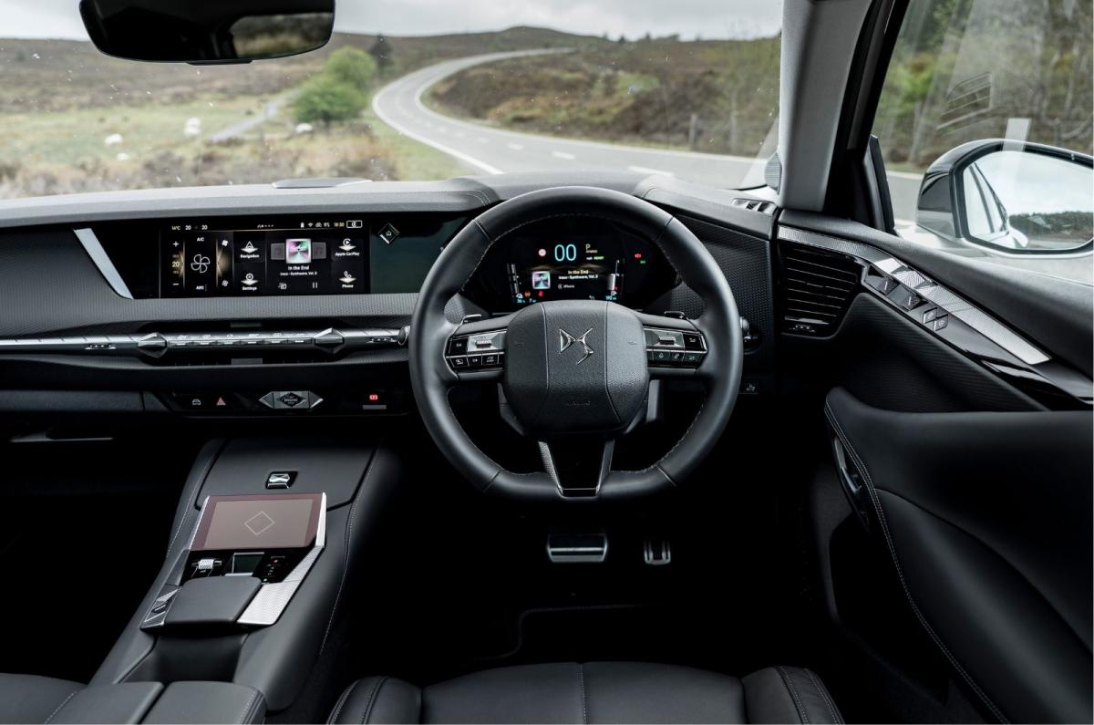 DS No 4 E-Tense interior