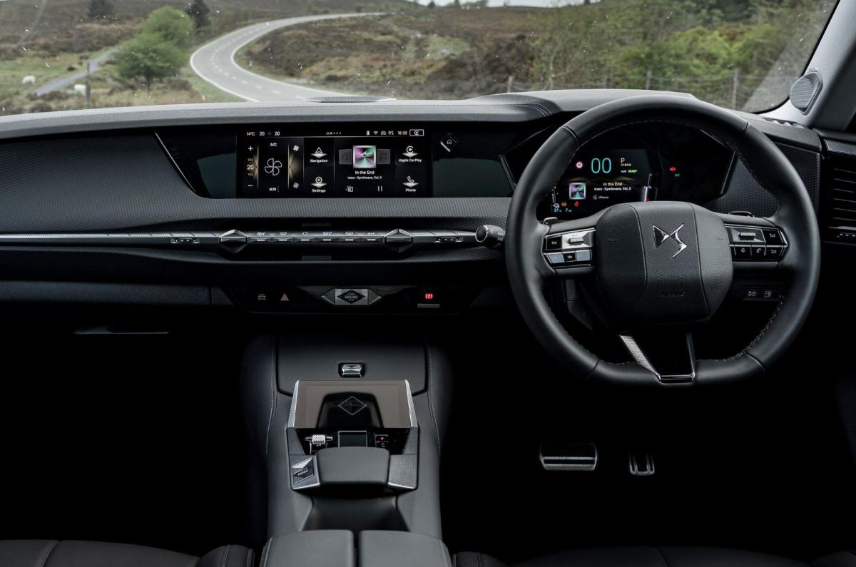 DS No 4 E-Tense interior