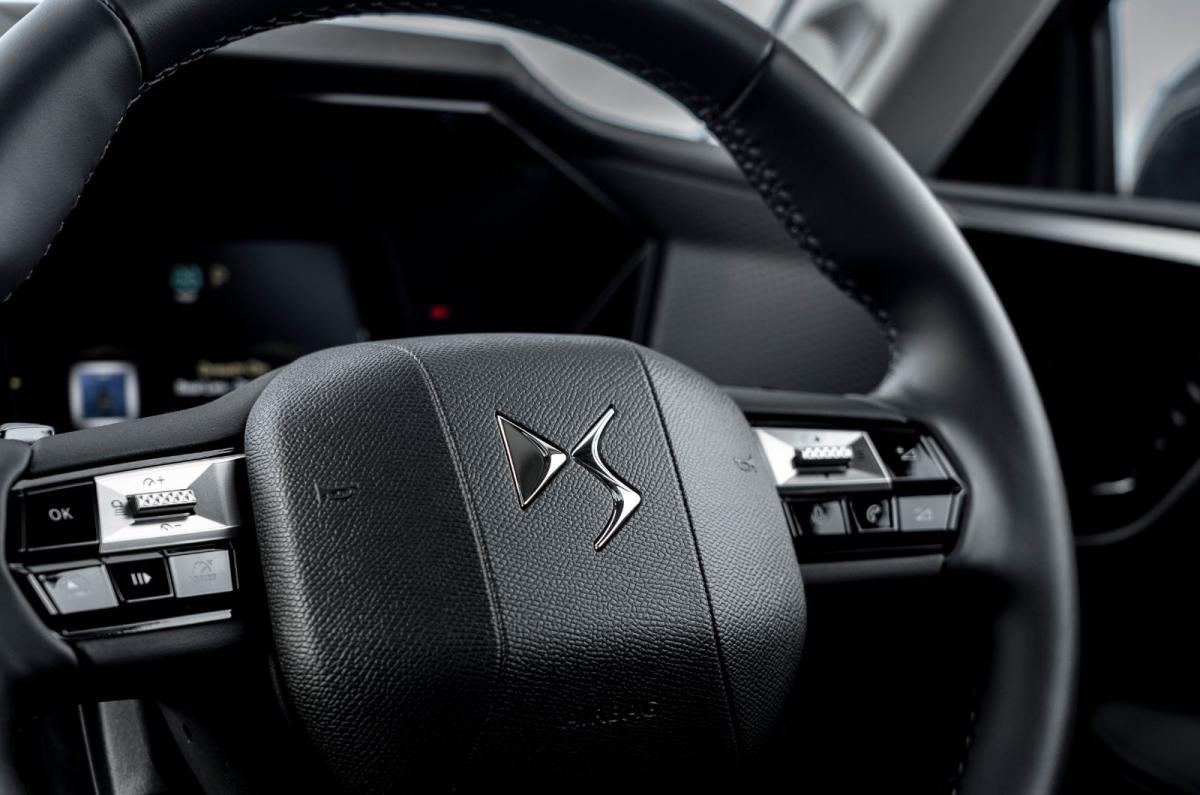 DS No 4 E-Tense interior