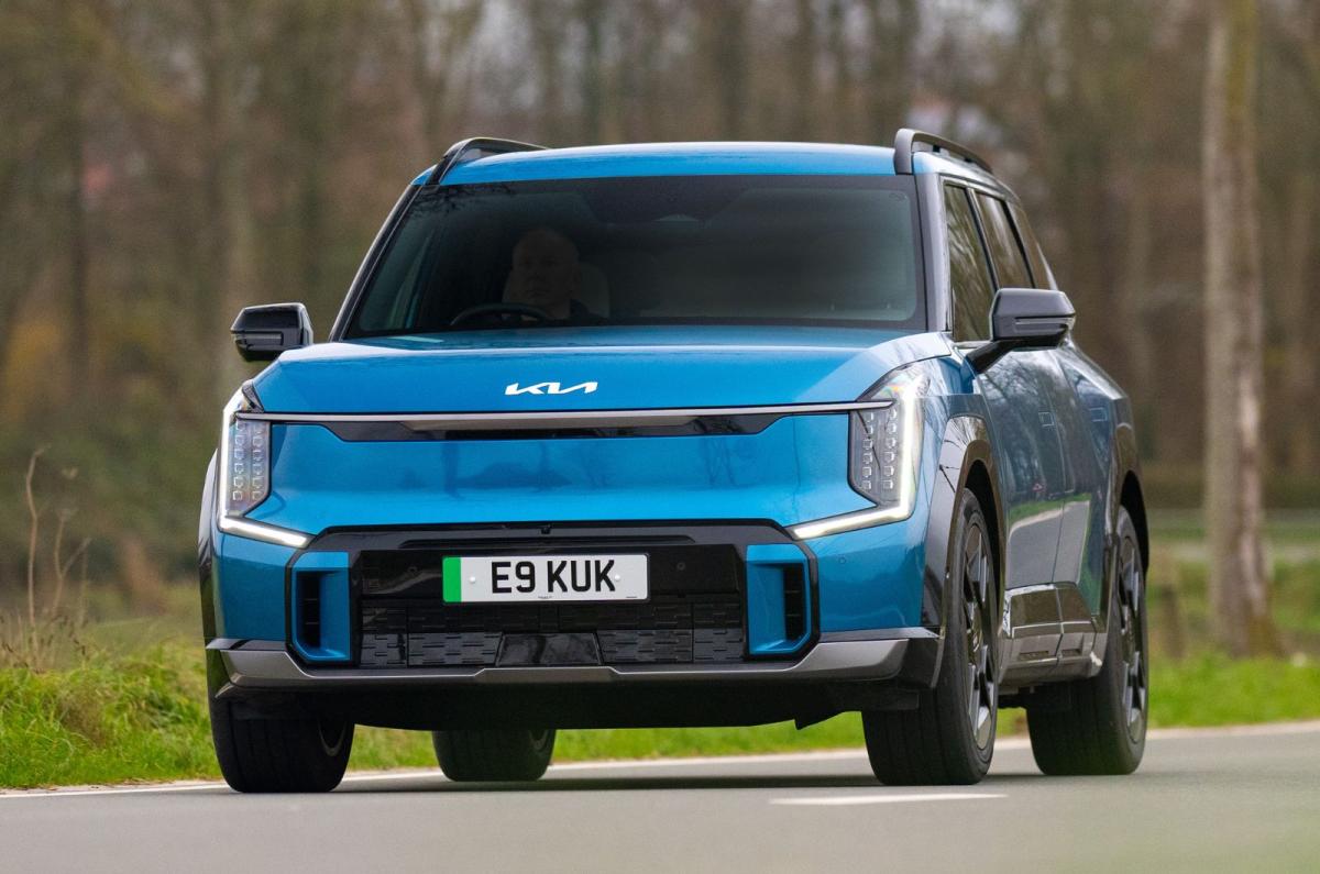 Kia EV9 front left dynamic