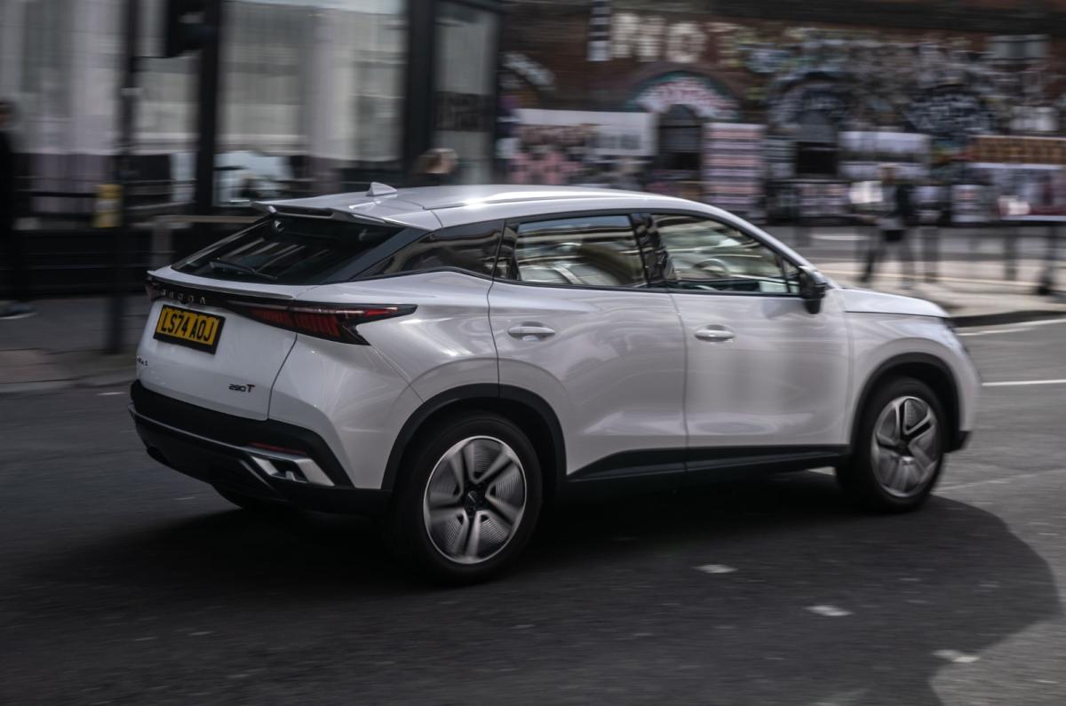 Omoda 5 rear right driving