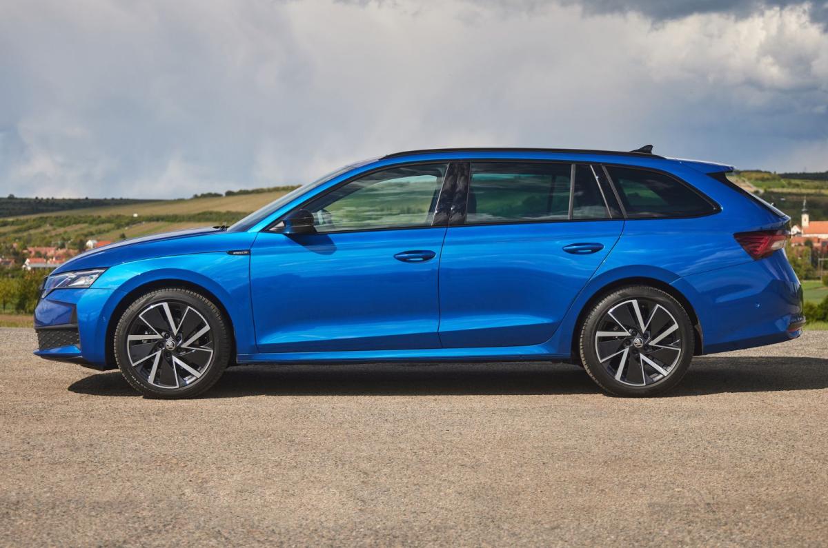 2026 Skoda Octavia Estate side static