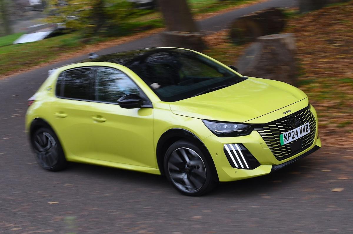 Peugeot e-208 front three quarters dynamic