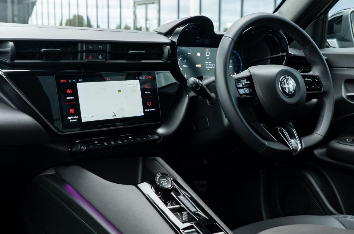 Alfa Romeo Junior Ibrida interior