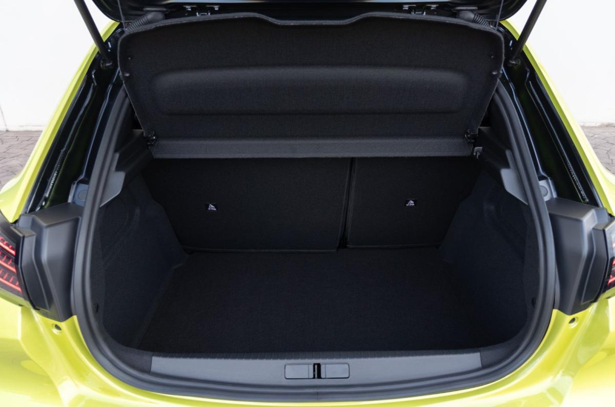 Peugeot e-208 boot open