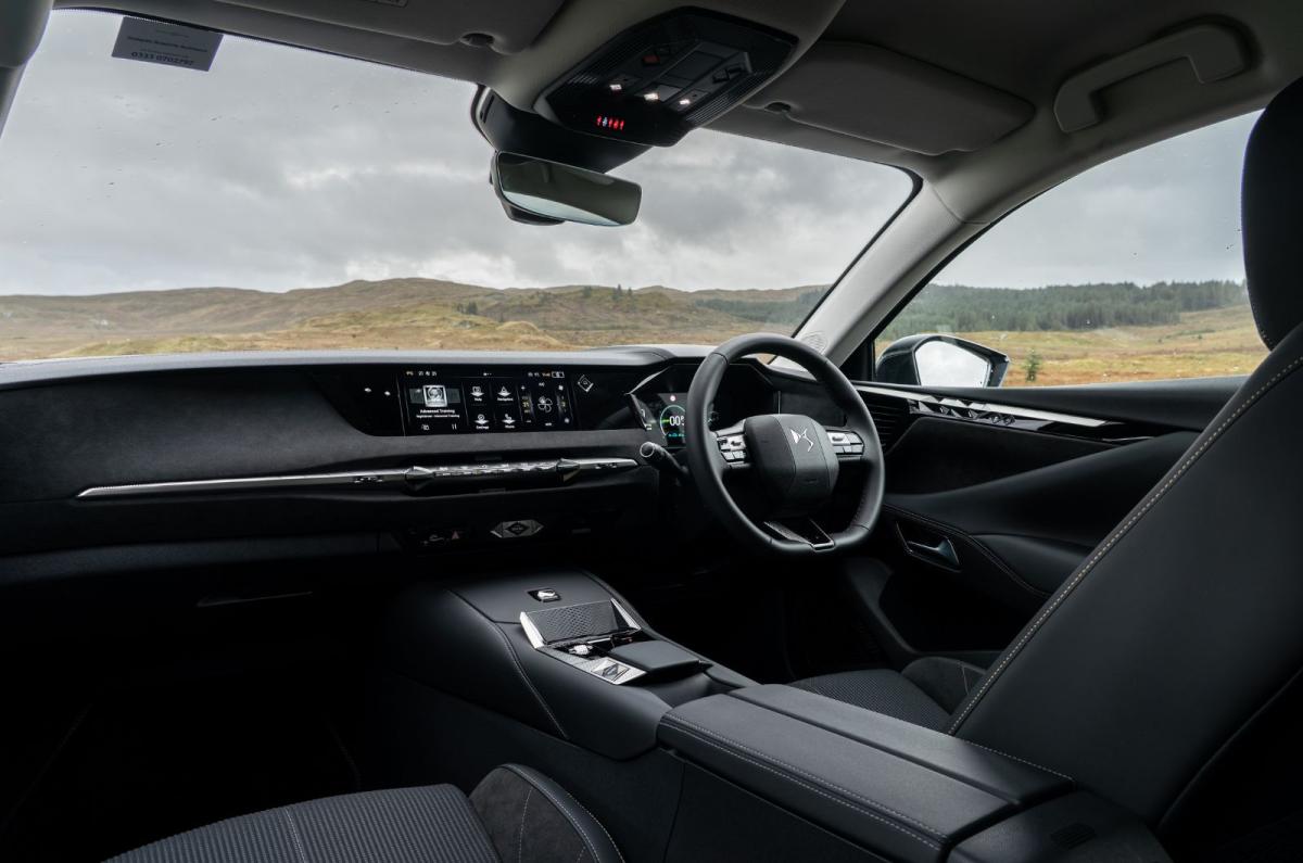 2025 DS No 4 hybrid interior