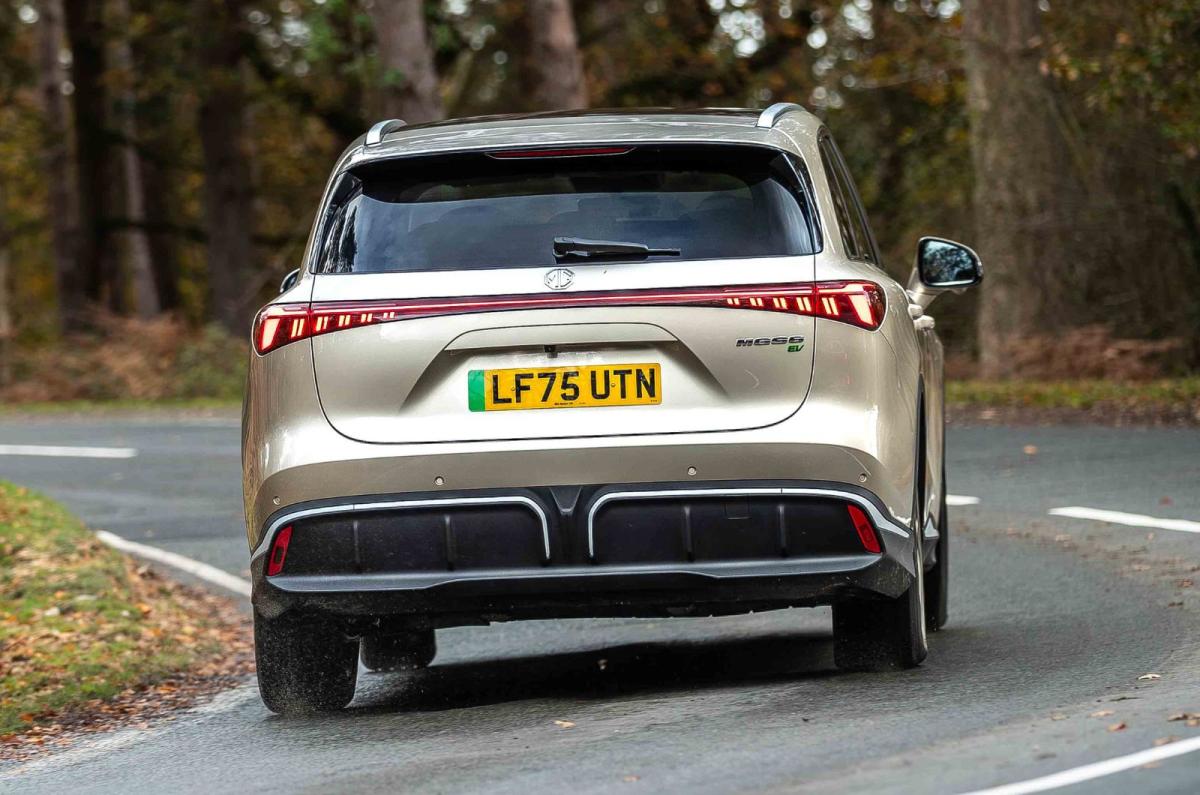 MG S6 dynamic driving rear