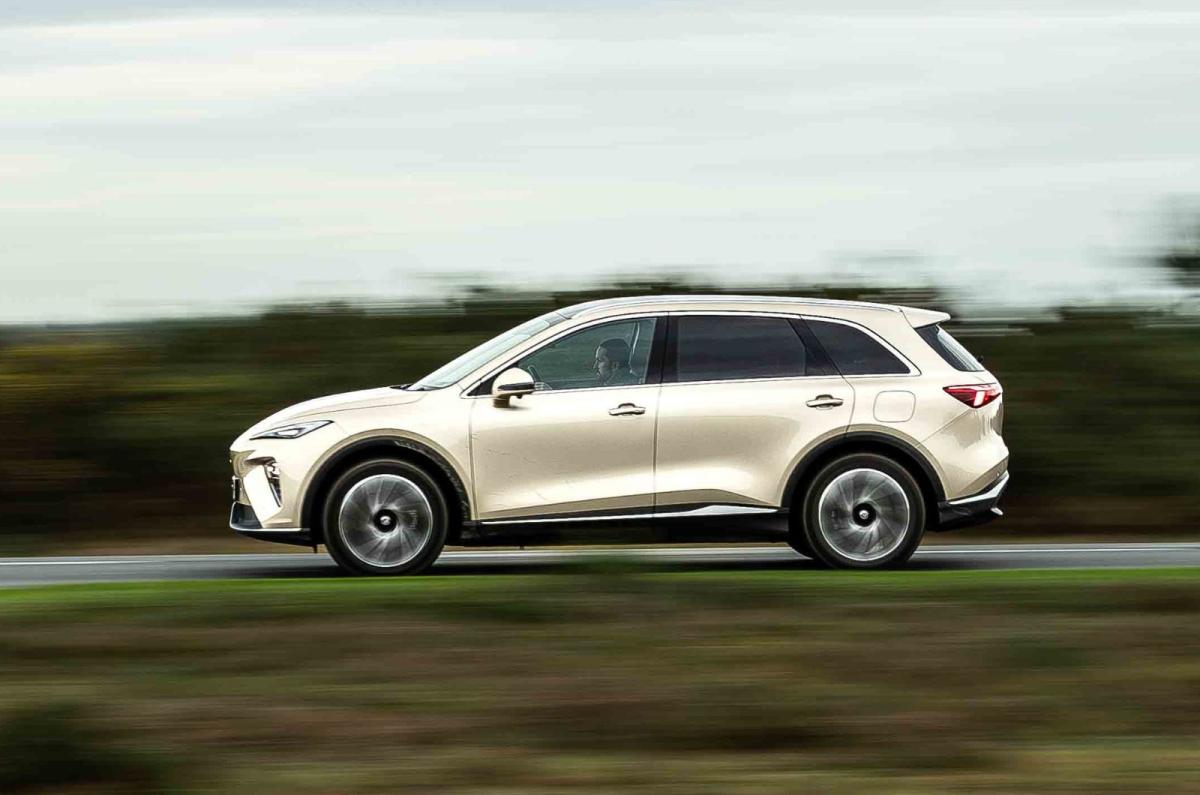 MG S6 dynamic driving side profile