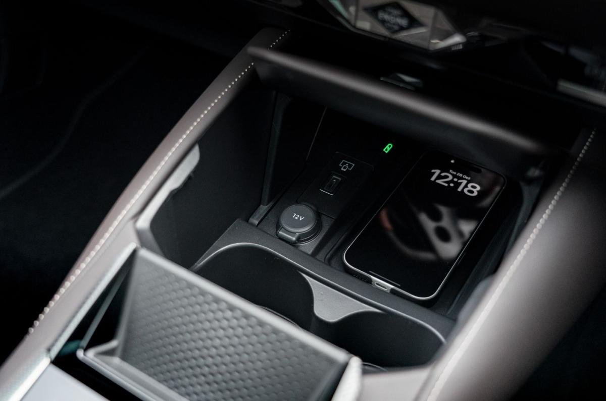 2025 DS No 4 hybrid interior details