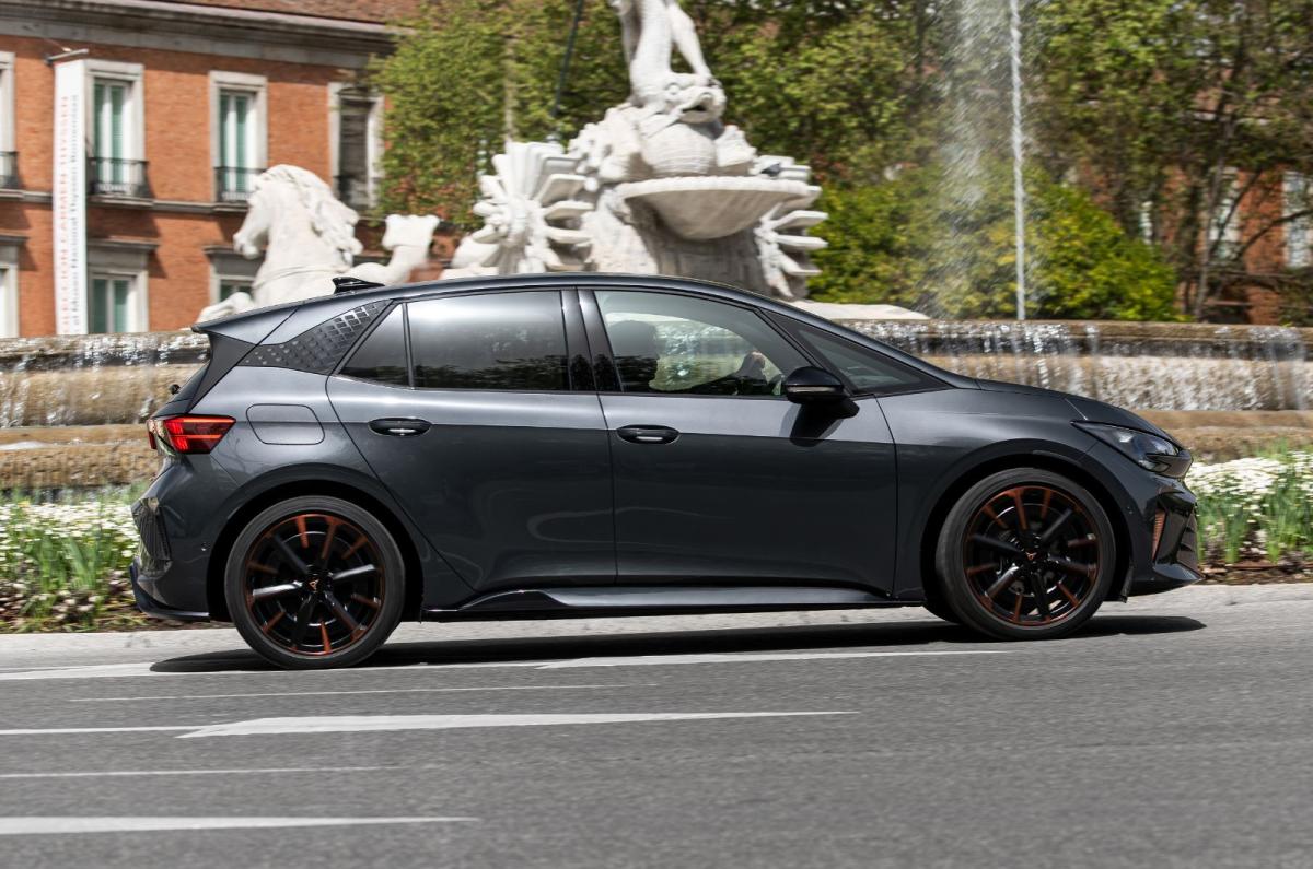 Cupra Born side dynamic
