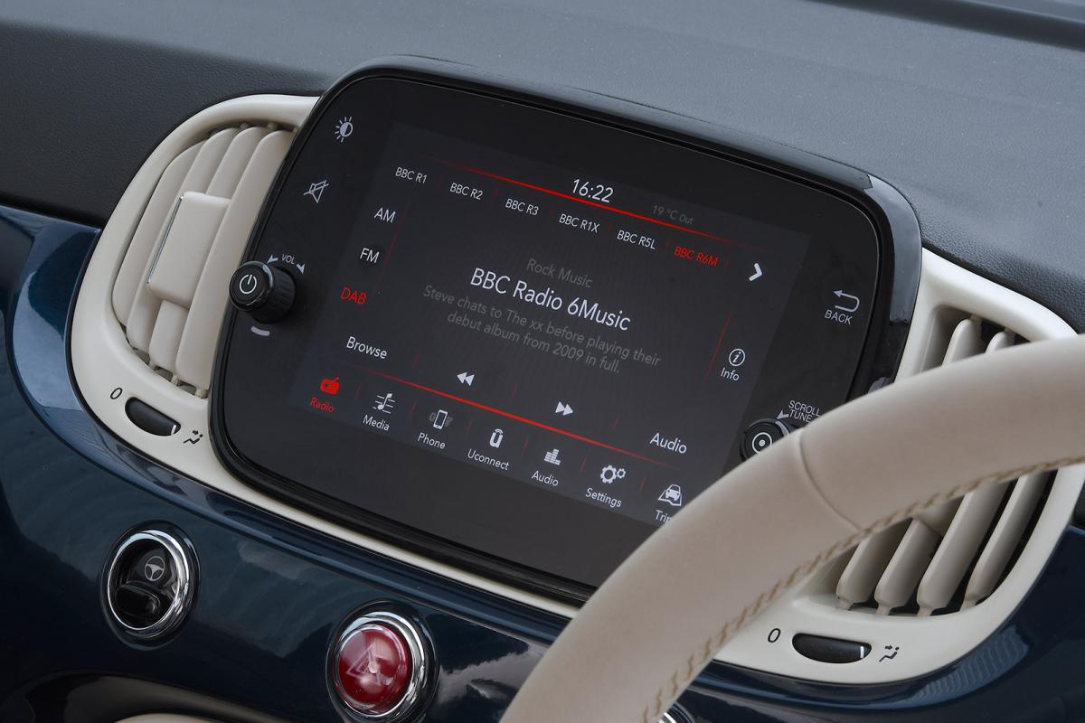 Used Fiat 500 infotainment