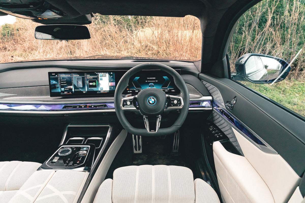 Used BMW i7 2022-present interior dashboard