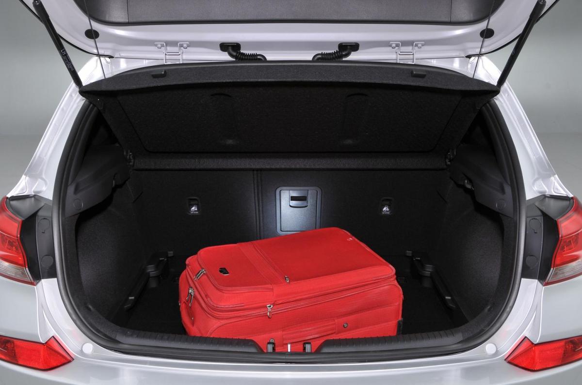 Used Hyundai i30 Hatchback 2017-present boot with suitcase