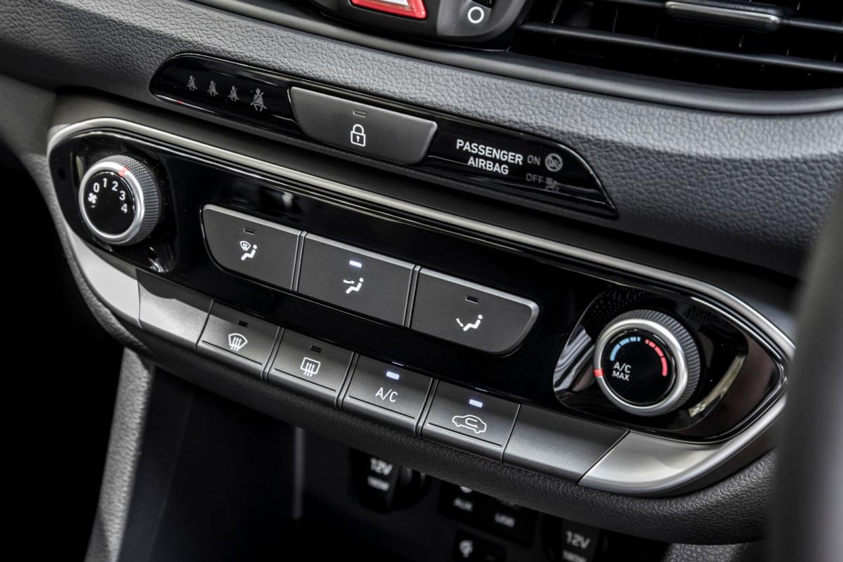 Used Hyundai i30 Hatchback 2017-present climate controls