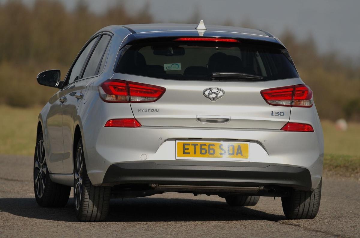 Used Hyundai i30 Hatchback 2017-present rear cornering silver