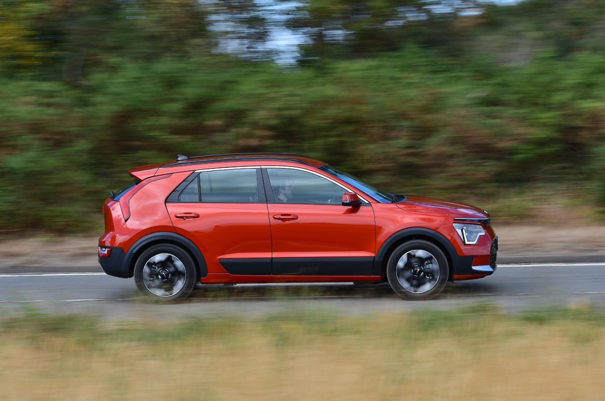 Used Kia Niro EV 2022-2026 panning shot orange