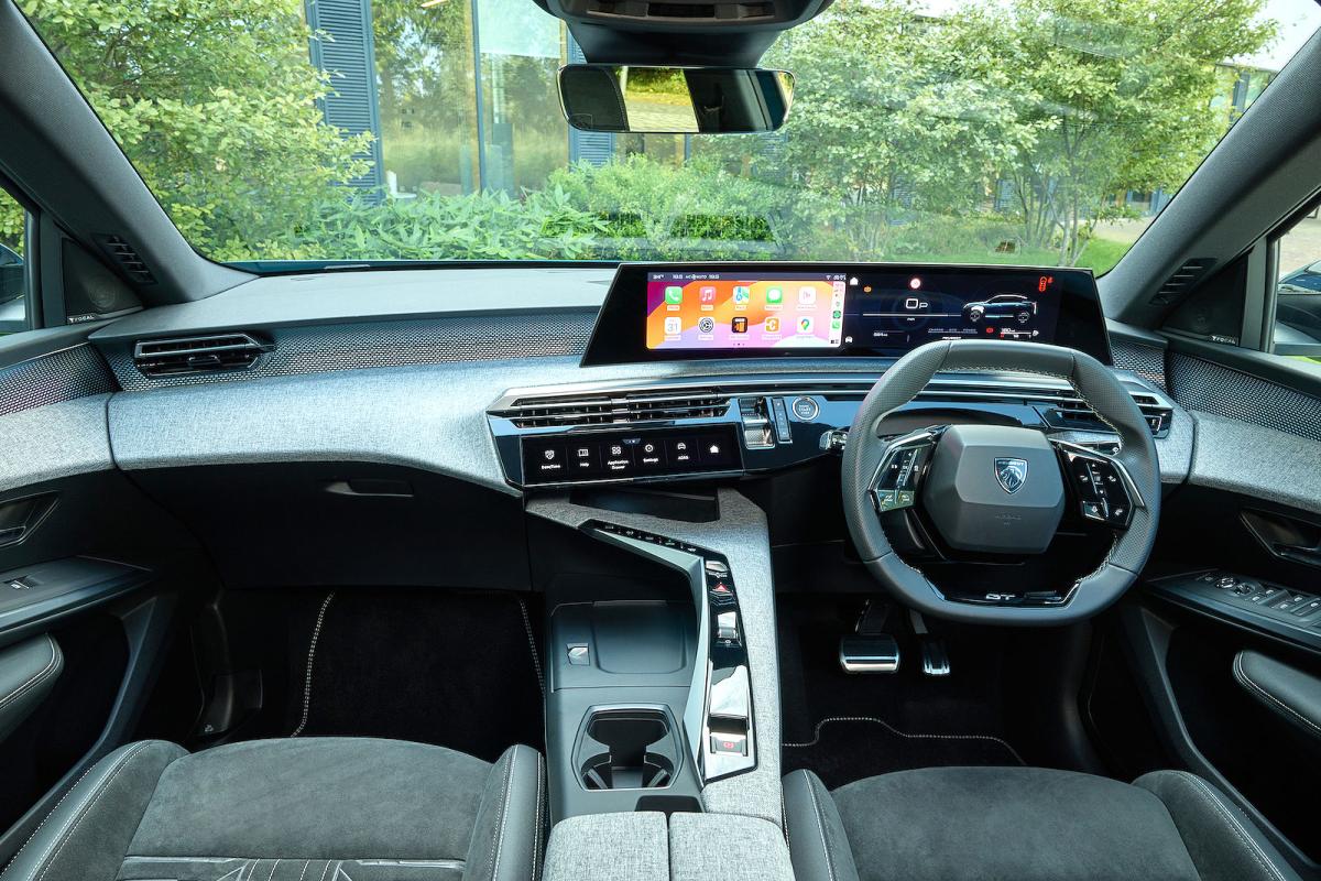 Used Peugeot 3008 2024-present interior dashboard