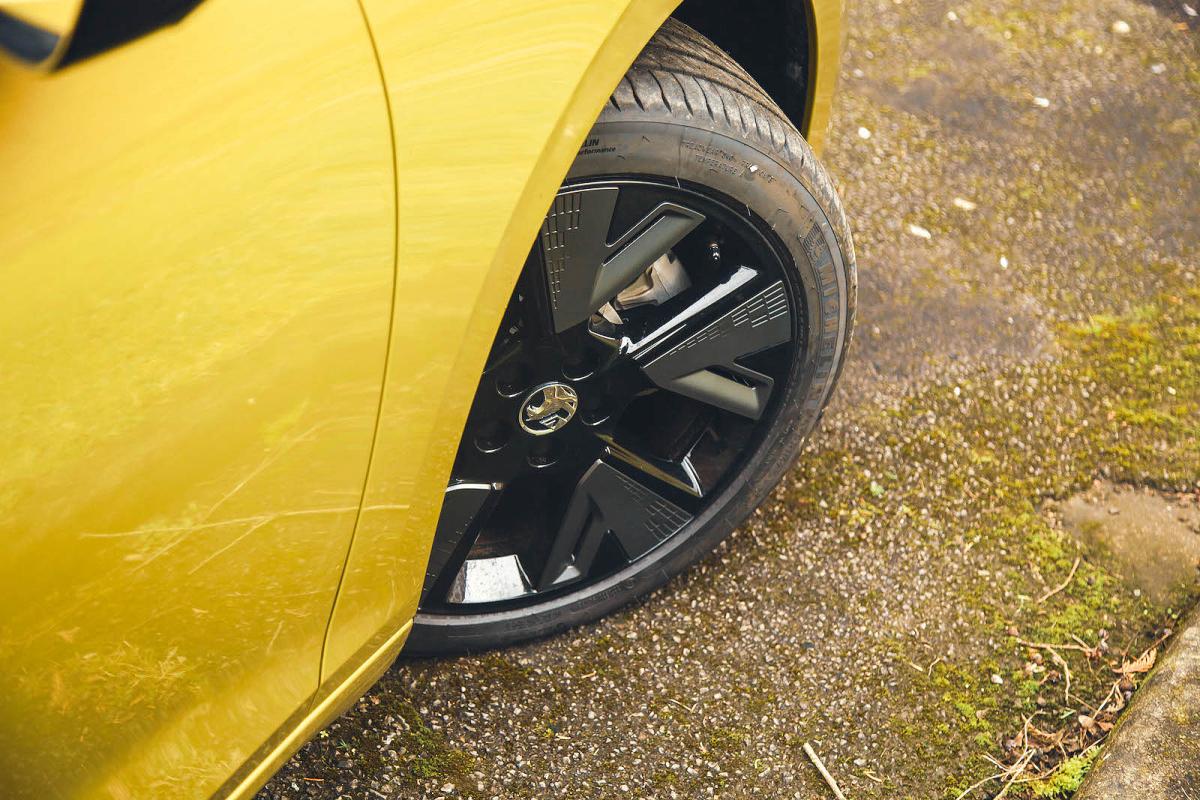 Vauxhall Astra Electric alloy wheel
