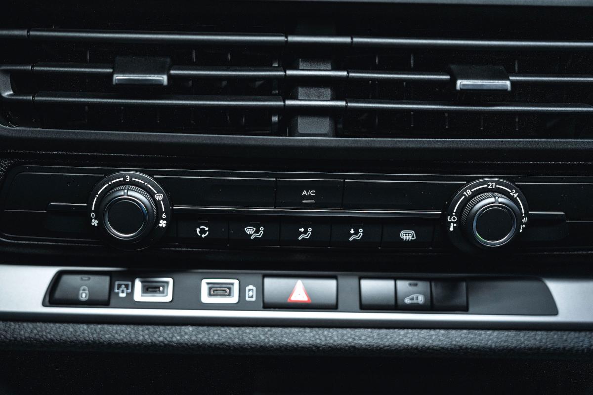 Vauxhall Vivaro Electric air-con controls